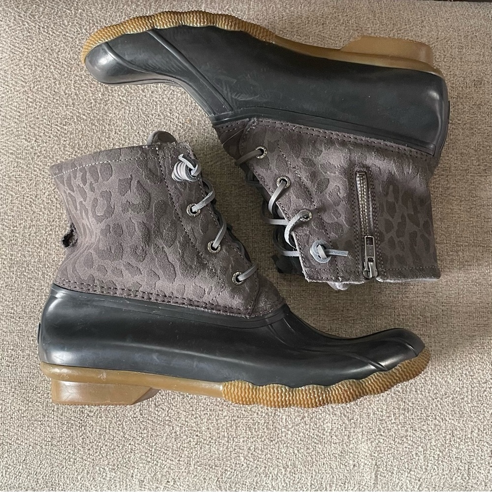 GUC Size 9.5 Gray Sperry Animal Print Boots